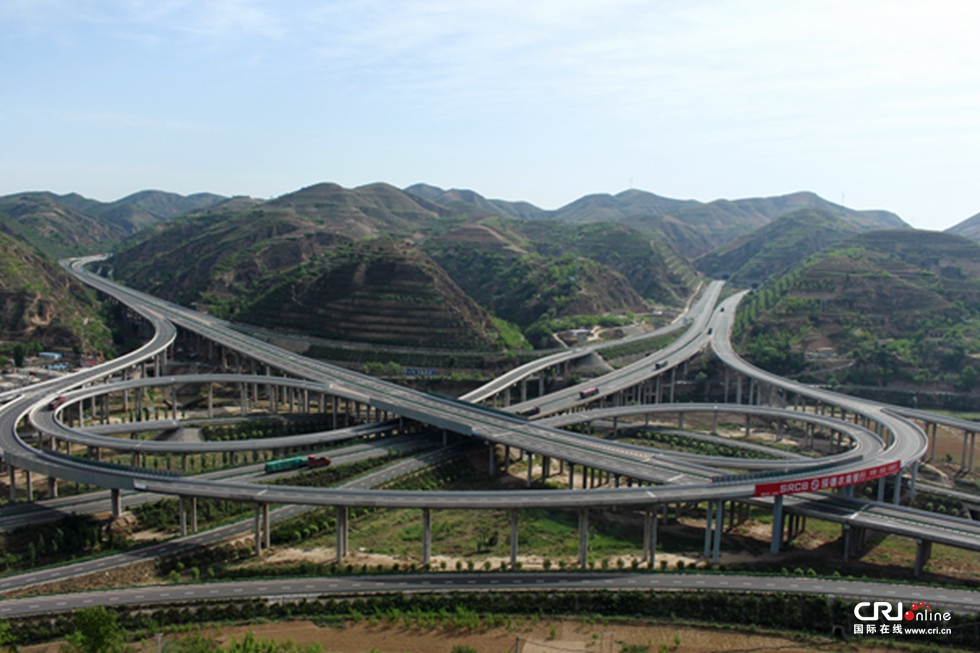 图片默认标题_fororder_枢纽【组照之3共4】--幸福结{绥德史家湾立交桥，西北地区最大立交桥之一。西安至包头高速，青岛至银川高速，太中银铁路，307国道等交汇}。陕西绥德李宏泽摄于2015.7.26