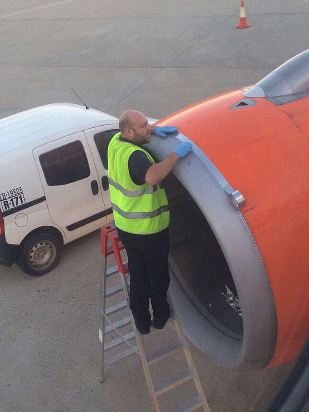 英國航空公司維修人員膠帶"粘"飛機嚇壞乘客