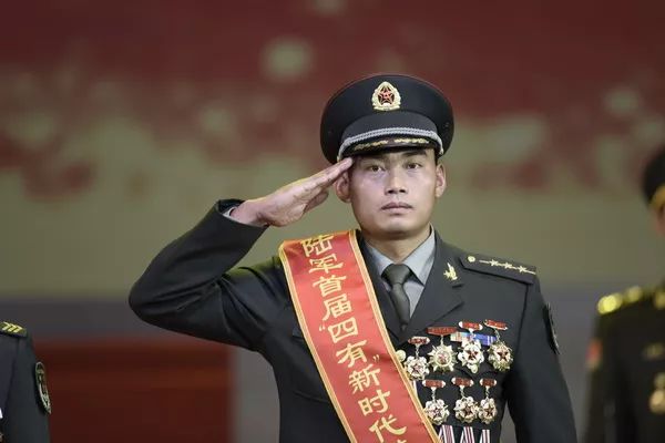 报网公示投票,评委会集中评审,并报陆军党委常委会研究,评出杜富国