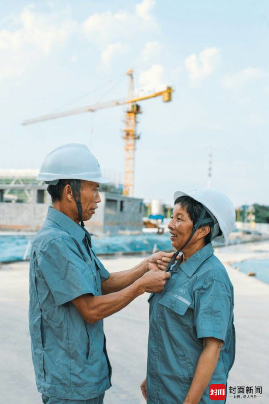 又帅又美!农民工夫妻建筑工地上拍婚纱照(组图)