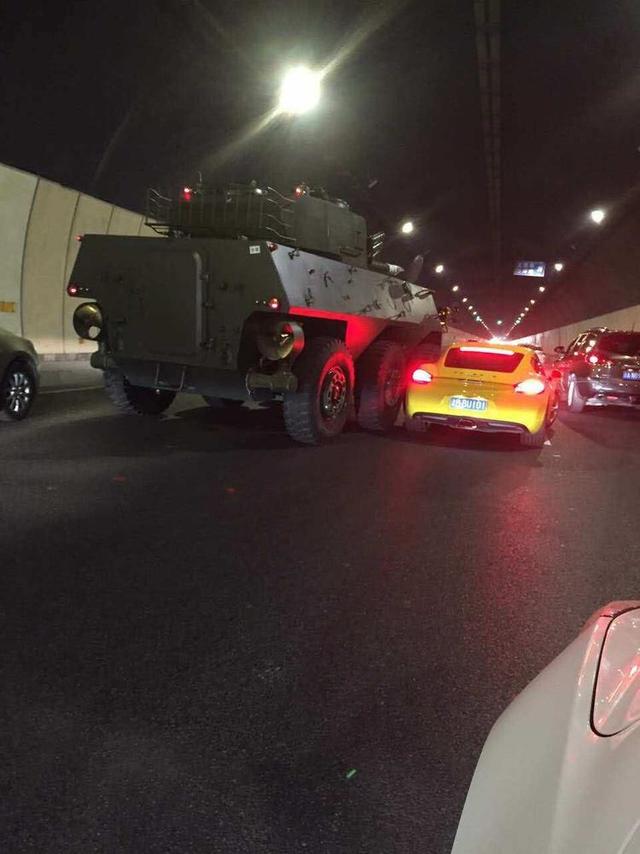 重庆奇葩车祸保时捷隧道内撞上装甲车