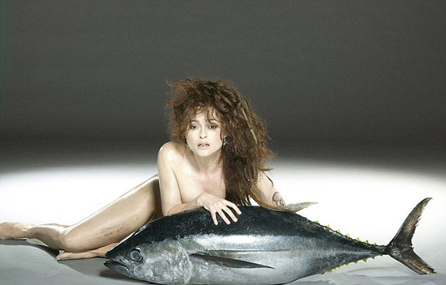 英众女星与海洋动物尸体合拍裸体写真 呼吁保护生态