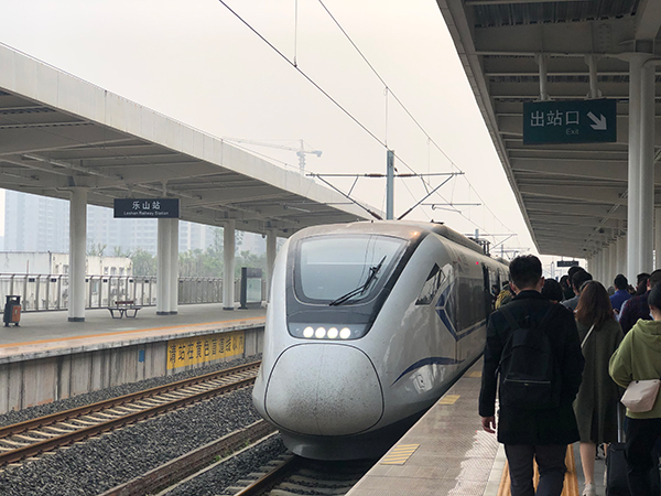 成都市交通運輸局中秋國慶長假 乘坐公交化動車出行遊客約佔四成鐵路