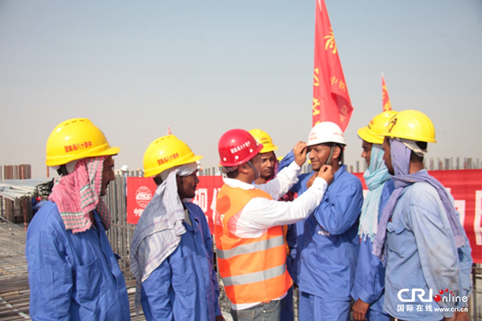 图片默认标题_fororder_20：授课中铁十八局集团迪拜公司对外籍劳务进行安全培训（中铁十八局：伍振 摄13820014478，籍贯：中国)