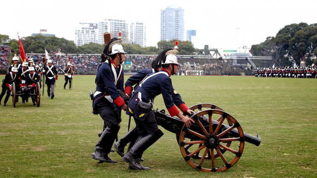 阿根廷軍人舉辦建軍節表演 展示多種武器裝備