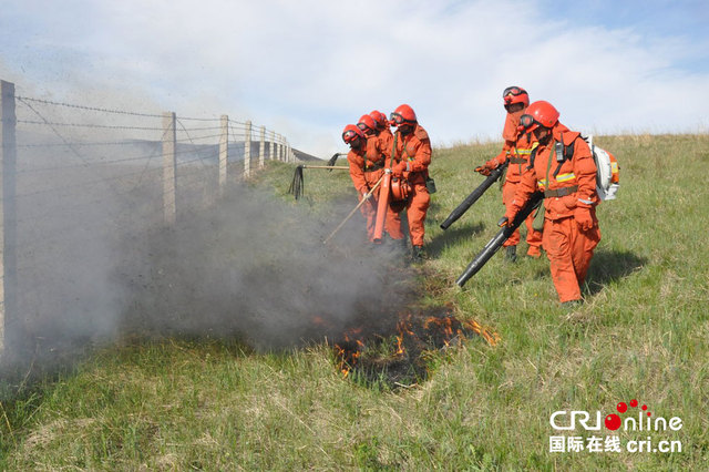 蒙古国草原火跨越边境 森林官兵全力阻截