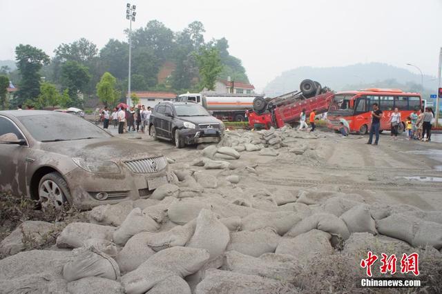 湖北一貨車翻車砸中客車 20噸水泥鋪滿路面 湖北一貨車翻車砸中客車 20噸水泥鋪滿路面