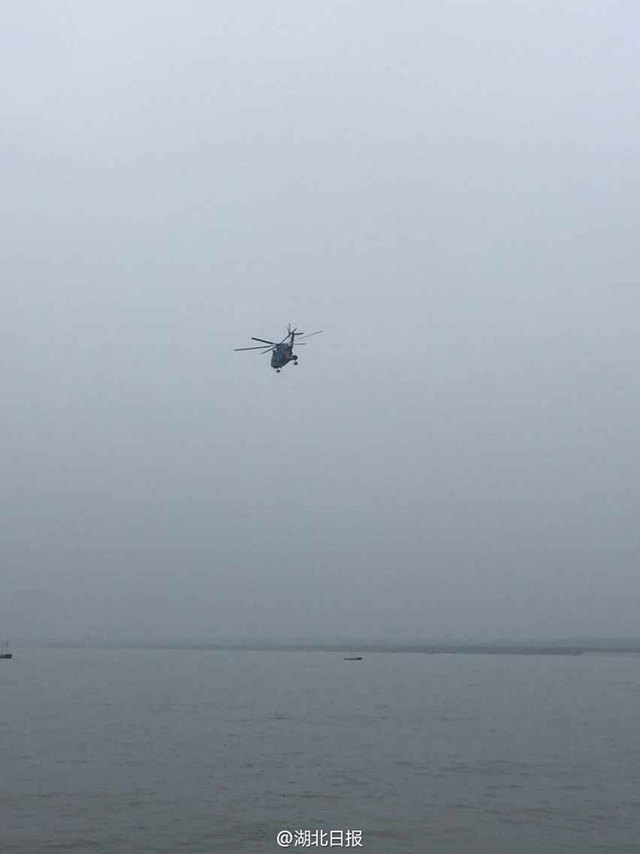 救援直升機勘查“東方之星”客船救援情況