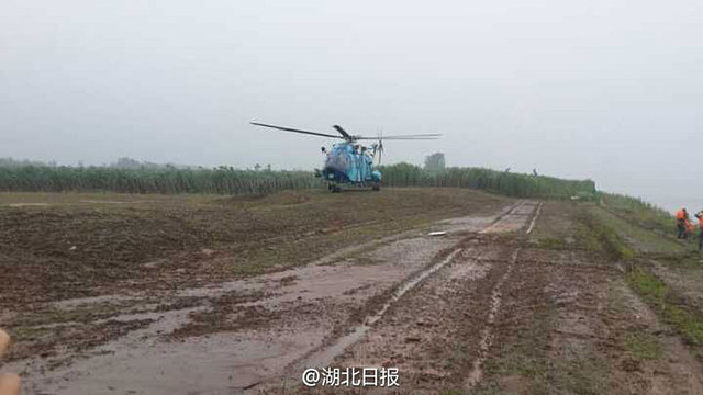 救援直升機勘查“東方之星”客船救援情況