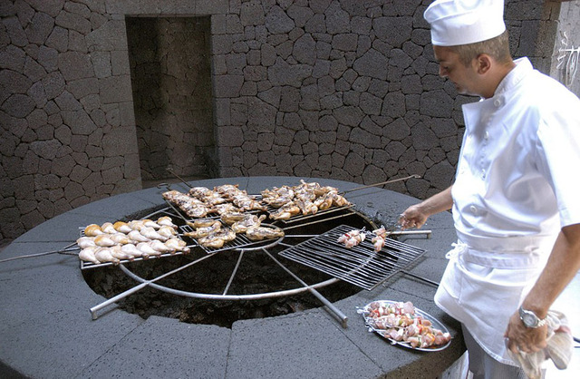 火山口上的美味：西班牙“魔鬼餐廳”用地熱烤肉