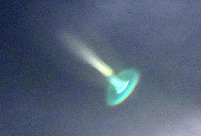 荷蘭上空驚現UFO 形似水母發出綠光