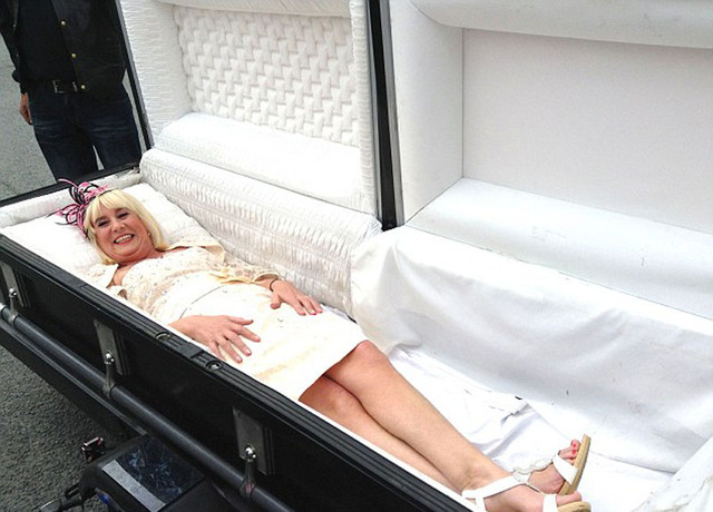 英国新娘躺棺材里现身婚礼现场 震惊来宾