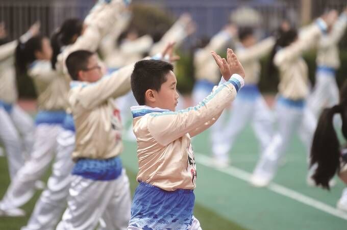 南京一小学学生在操场做京韵操 感受国粹神韵