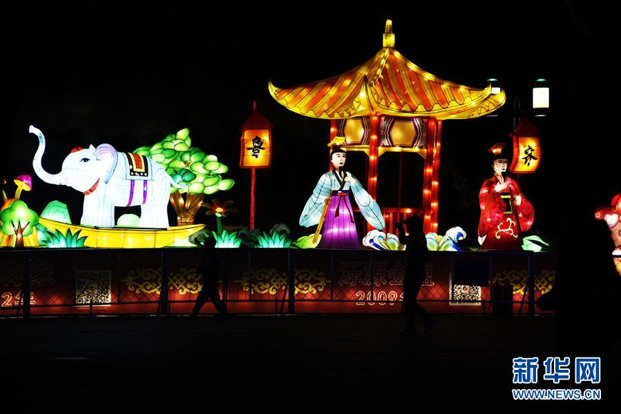 趵突泉迎春花灯准备就绪