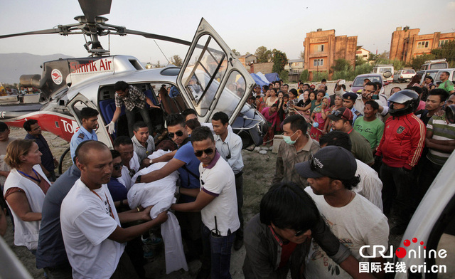 尼泊爾一架運送救災物資直升機墜毀 機上4人全部遇難