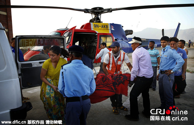 尼泊爾一架運送救災物資直升機墜毀 機上4人全部遇難