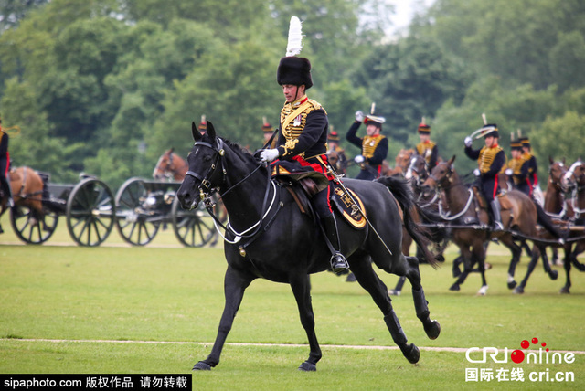 英國皇家炮兵鳴41響禮炮 慶祝女王加冕62週年