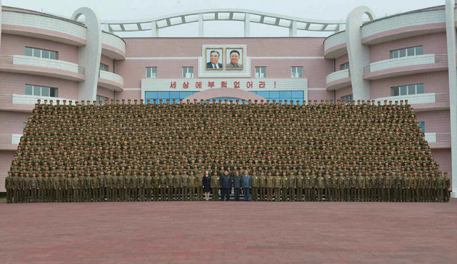 金正恩与朝鲜军人建设者合影 妹妹金与正现身