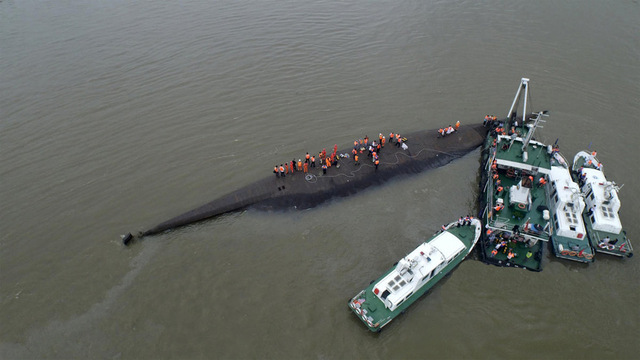 航拍沉船事故现场 大型浮吊船集结