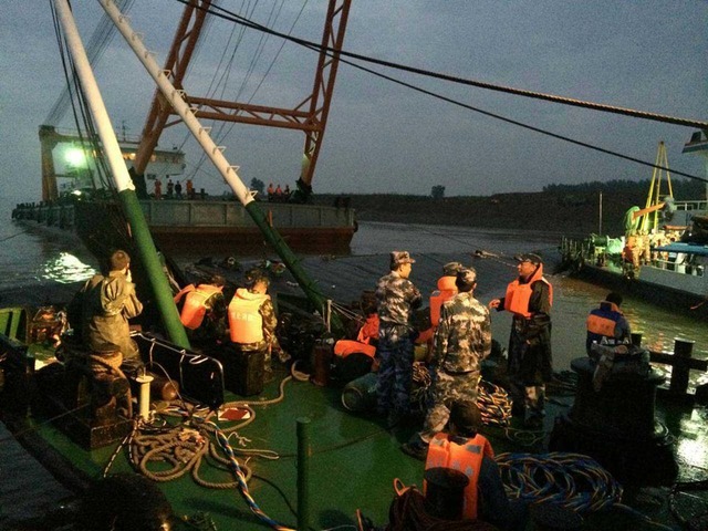 李克強部署救援工作 潛水員挑燈夜戰實施搜救