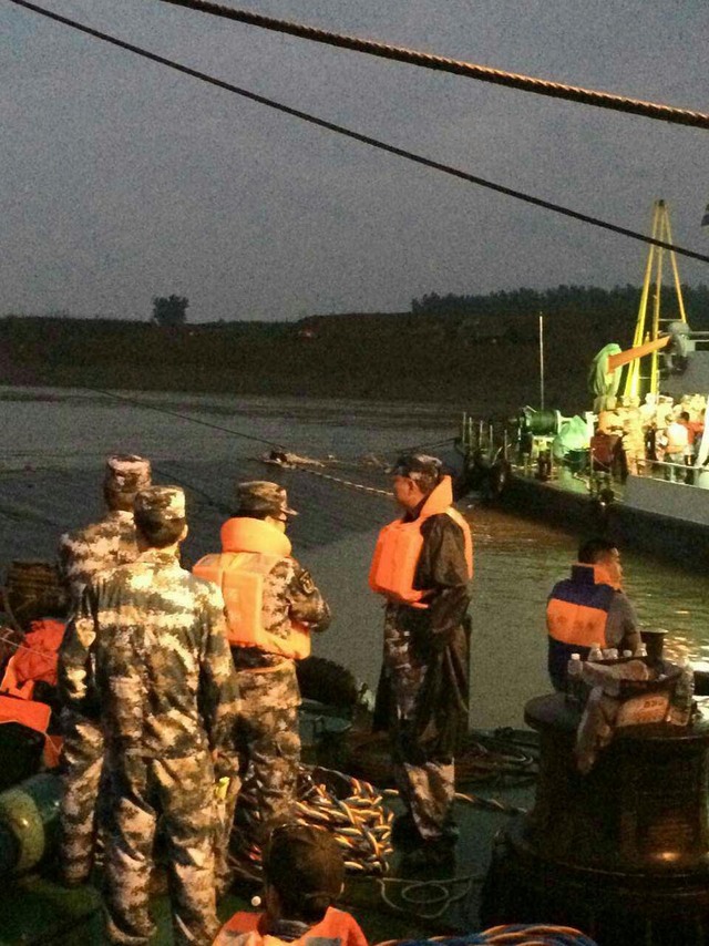 李克強部署救援工作 潛水員挑燈夜戰實施搜救