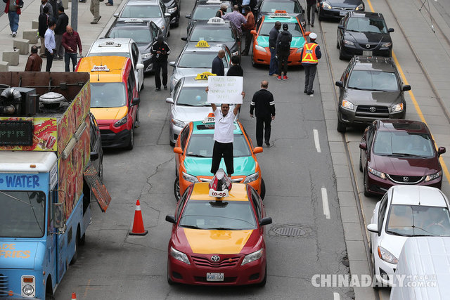 加拿大出租车司机包围市政厅 要求取缔Uber打车软件