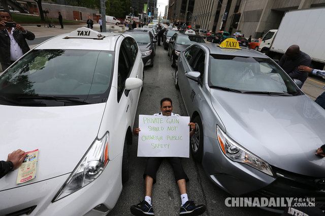 加拿大出租车司机包围市政厅 要求取缔Uber打车软件