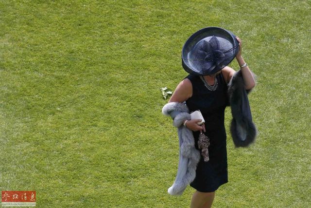 大风中白金汉宫花园聚会 宾客狼狈不堪