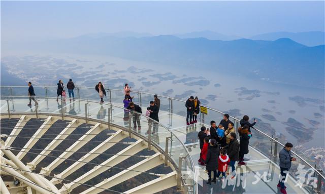 湖北全球最大單體玻璃觀景平臺迎客