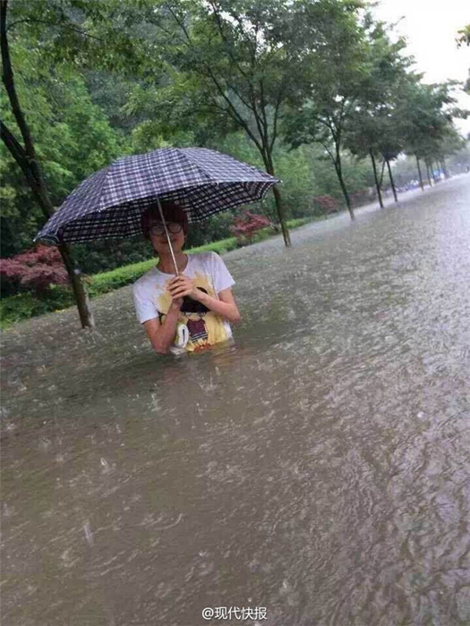 南京大暴雨：水深及腰全城看海