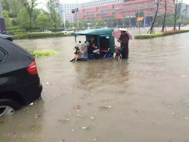 南京大暴雨：水深及腰全城看海