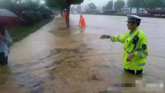 南京大暴雨：水深及腰全城看海