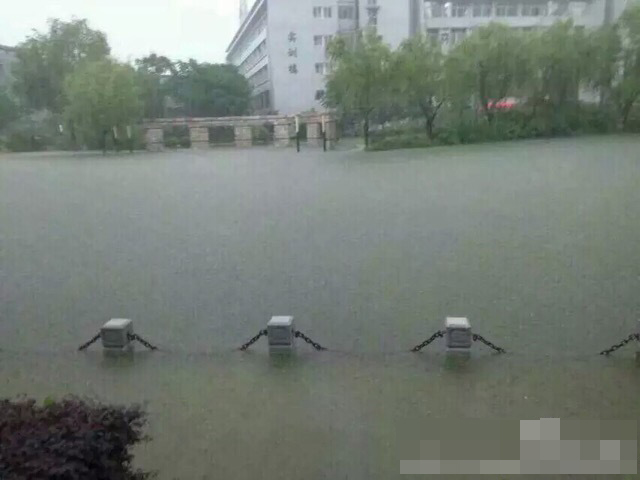 南京大暴雨：水深及腰全城看海