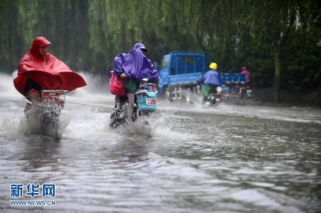 南方遭遇强降雨 中央气象台继续发布暴雨黄色预警