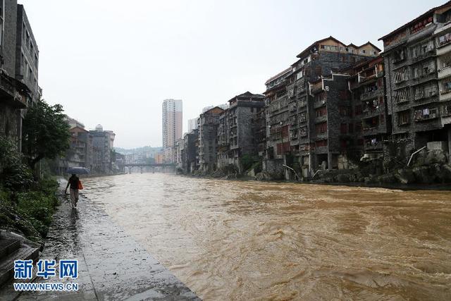 南方遭遇强降雨 中央气象台继续发布暴雨黄色预警