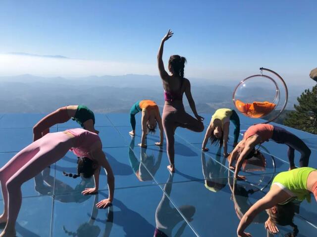 人间美景！上饶灵山“天空之境”开放日 现场游客络绎不绝