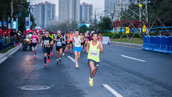 图片默认标题_fororder_2018广州黄埔马拉松赛现场。主办方供图