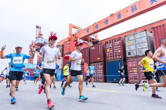 图片默认标题_fororder_马拉松赛运动员跑进黄埔港。主办方供图
