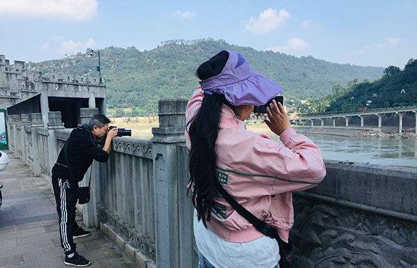 宜宾市翠屏区：冬季来临 红嘴鸥“打卡”合江门地标广场