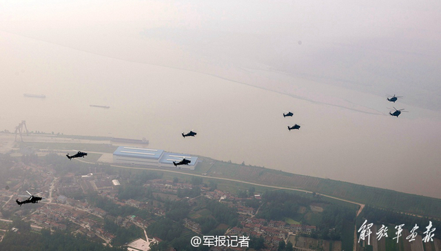气势磅礴：解放军直升机编队飞越山川河岳