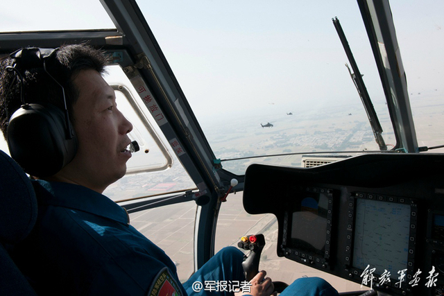 气势磅礴：解放军直升机编队飞越山川河岳