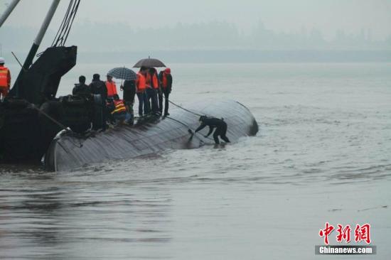 长江沉船40小时：四大困难挡道 救援雨中持续