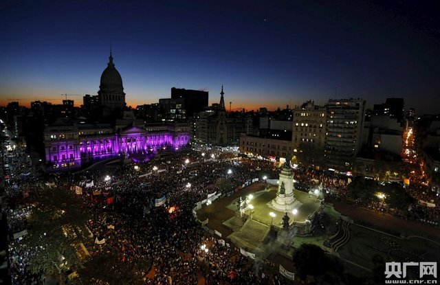 阿根廷示威者包围国会抗议女性暴力