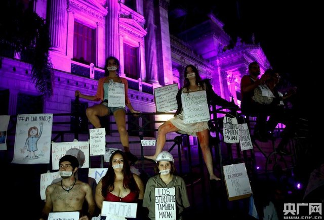 阿根廷示威者包围国会抗议女性暴力