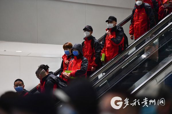 （中首）貴州第六批援鄂醫療隊抵達武漢機場！