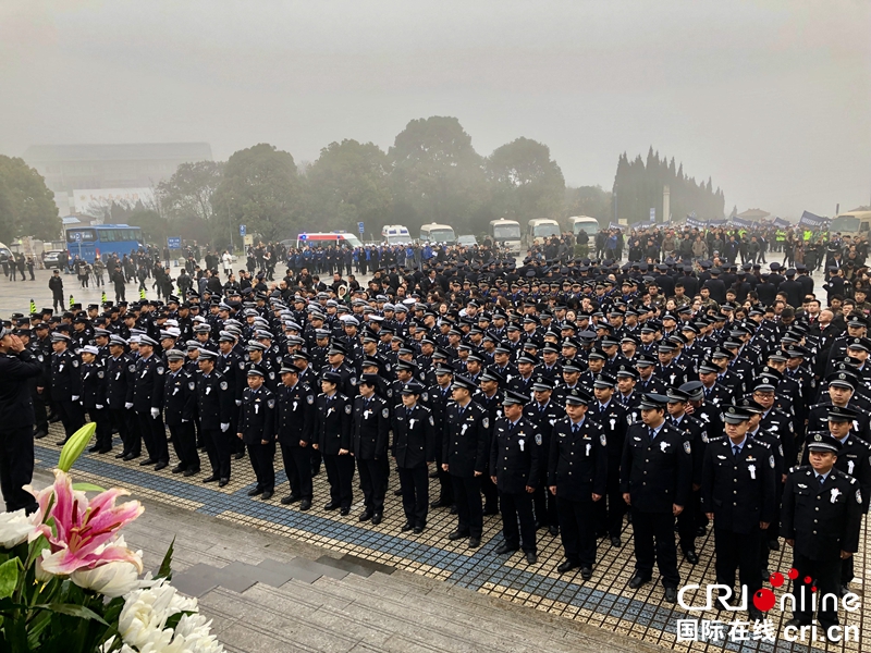 贵州贵阳：千余警民送别牺牲民警马金涛（组图）