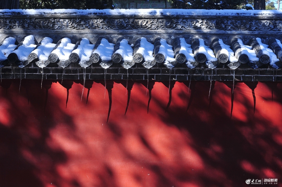 山东济宁雪后天晴 冰雪融化形成冰挂