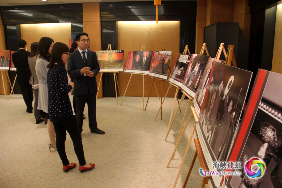 参加开放日的美国大学生参观图片展。