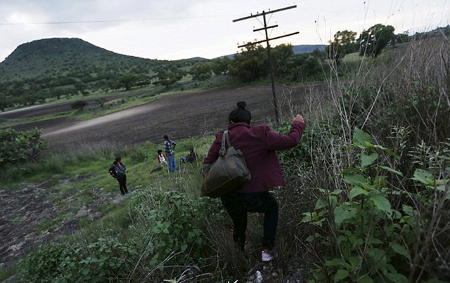 实拍美墨边境非法移民偷渡惊险场景:拖儿带女爬火车