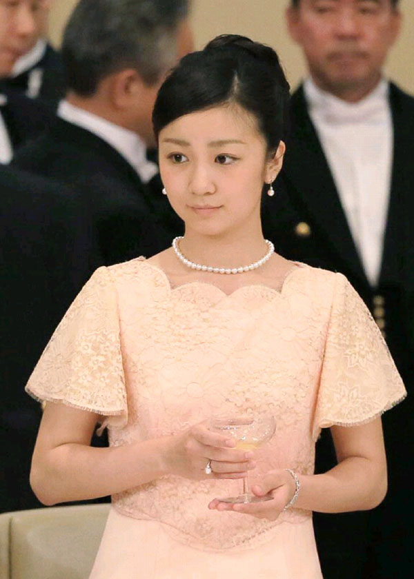 日本佳子公主粉嫩裙裝出席皇宮晚宴